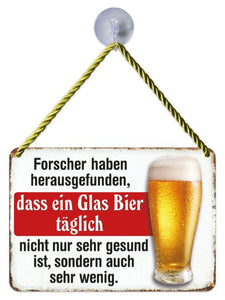Ein Glas Bier täglich – Hängeschild - Metallschild mit Kordel und Saugnapf 16,5x11,5 cm