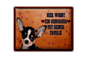 Hier wohnt ein Chihuahua mit seiner Familie – Metallschild – 30x40cm