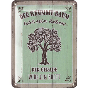 Der krumme Baum lebt sein Leben, der Gerade wird ein Brett – Metallschild – 15x20cm